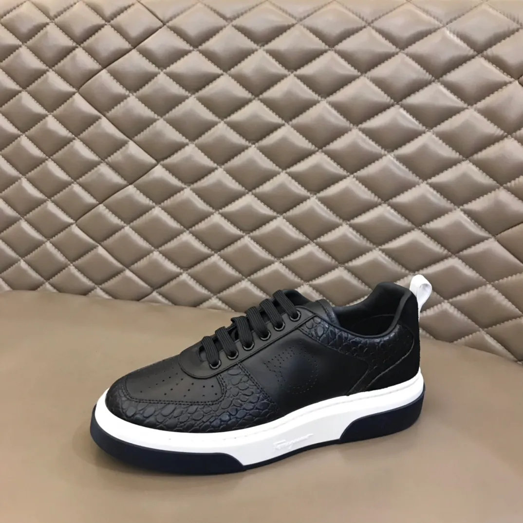 p420 "Salvatore Ferraga**" men's low-cut fashion sneakers. This casual shoe has a novel structure and is made of soft calfskin. The contrasting color elements on the upper highlight the bold and avant-garde atmosphere. The first-layer cowhide lining is high-end and comfortable. Energetic and fresh, these shoes can be worn with casual looks or add a touch of street style to elegant trousers.  Size: 38-44